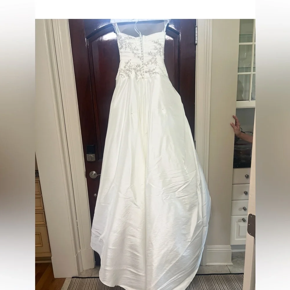 PRONOVIAS wedding dress excellent condition size 8. Worn once. Gorgeous. - Picture 7 of 10